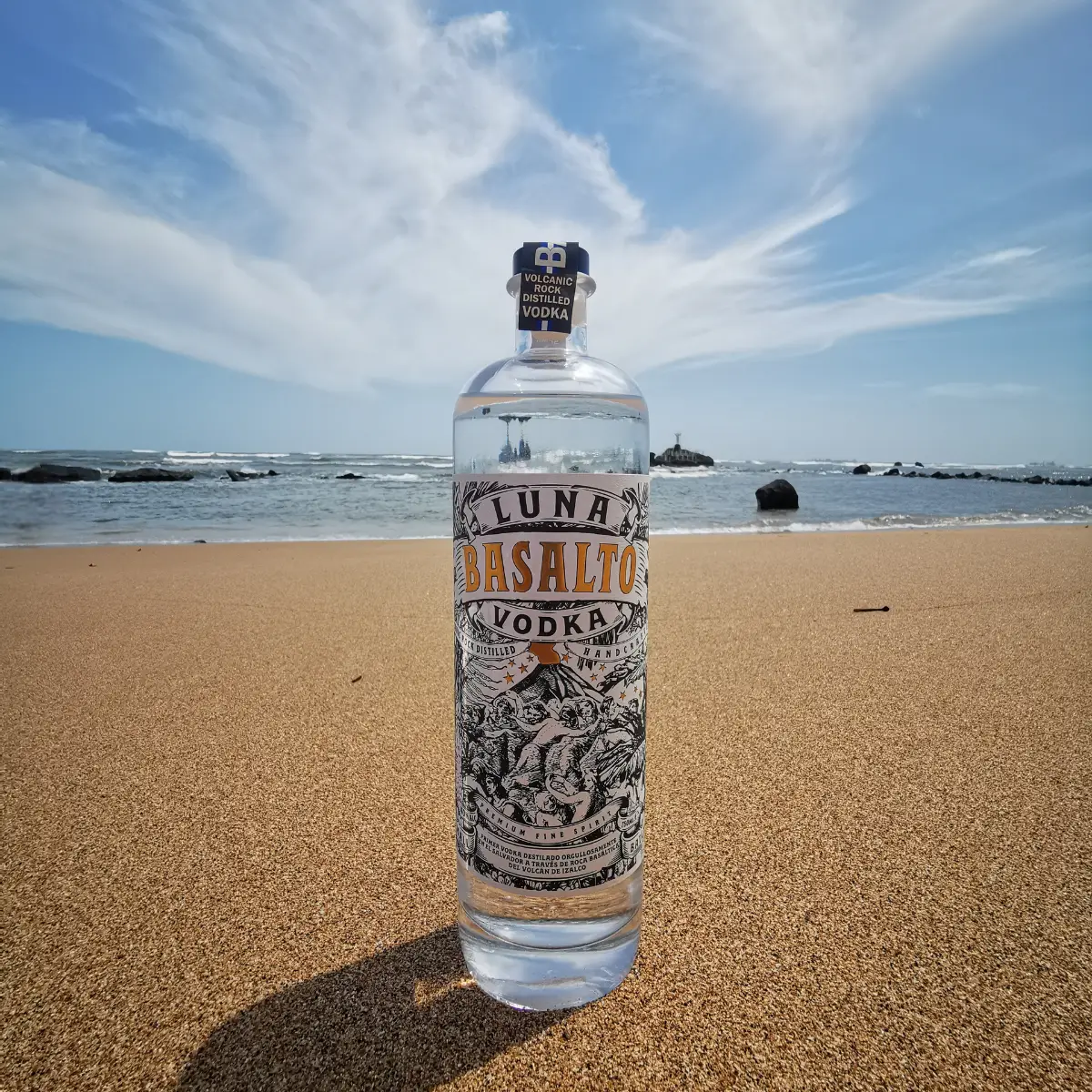 LUNA BASALTO Premium Volcanic Vodka - View 3