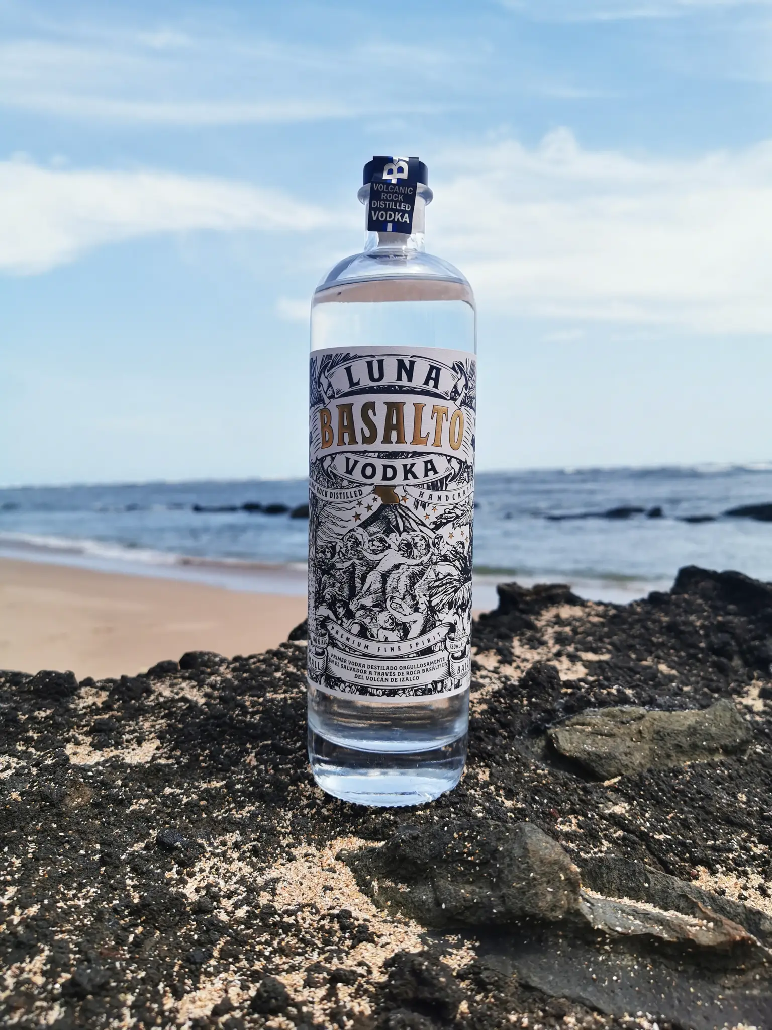 LUNA BASALTO Premium Volcanic Vodka - View 2
